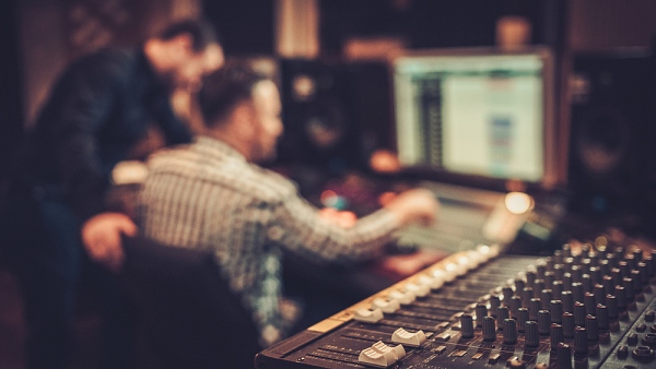 AI가 라디오 DJ 등 다양한 직업을 대체하기 시작하고 있다 [사진: 셔터스톡]