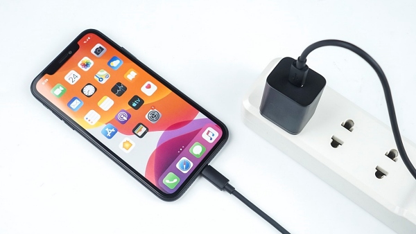 FBI가 악성코드 감염 우려로 인해 공공 충전기 사용 자제를 권고했다 [사진: 픽사베이]