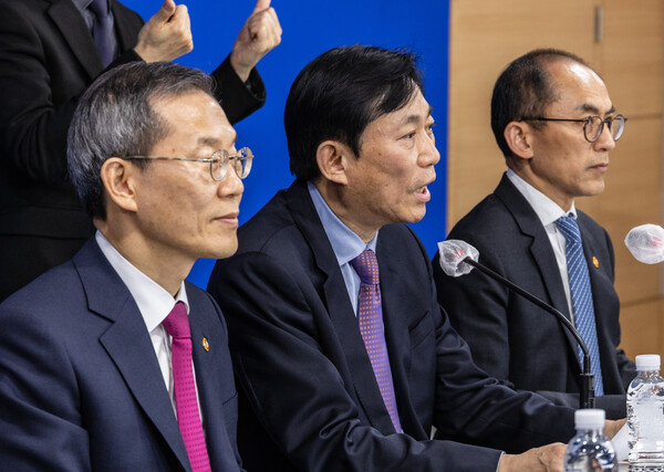 고진 대통령 직속 디지털플랫폼위원회 위원장(가운데)과 이종호 과학기술정보통신부 장관(왼쪽), 고학수 개인정보보위원회 위원장이 14일 오후 서울 종로구 정부서울청사 기자회견장에서 이날 오전 윤석열 대통령이 참석한 가운데 열린 디지털플랫폼 정부 실현 계획 보고회 관련 브리핑을 하고 있다 [사진 : 연합뉴스]