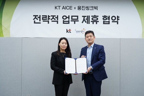 업무협약 체결 후 진영심 KT 그룹인재개발실장 상무(사진 좌측)와 이재진 웅진씽크빅 대표가 촬영에 임하고 있다 [사진 : KT] 