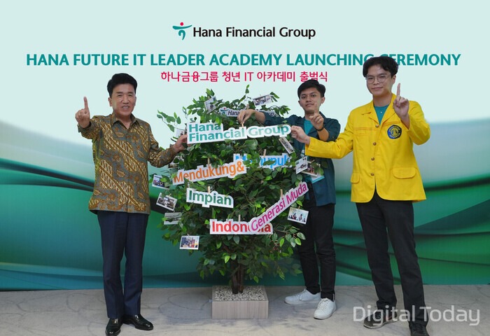 하나금융그룹은 지난 11일 오후 인도네시아 세인트레지스(St. Regis) 호텔에서 글로벌 IT 인재 육성을 위한 ⌜하나금융 청년 IT 아카데미⌟ 출범식을 가졌다고 밝혔다.  함영주 하나금융그룹 회장(왼쪽)이 학생 대표들과 기념촬영을 하고 있다. [사진: 하나금융그룹]