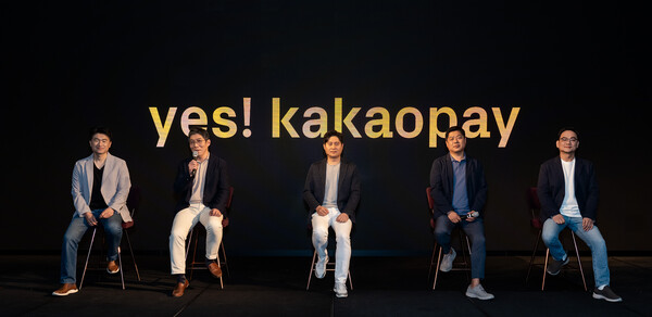 (왼쪽부터) 박석근 기술총괄리더, 한순욱 운영총괄리더, 신원근 대표, 백승준 사업총괄리더, 안우진 채널그룹장이 15일 열린 기자간담회에서 질의응답을 진행 중이다. [사진: 카카오페이]