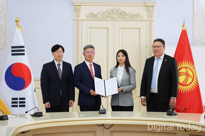 김소영 금융위원회 부위원장왼쪽부터, 최원석 BC카드 사장, 카니케이 자만굴로바 IPC 회장, 알마스 이사노프 키르기스스탄 대통령실 경제수석이 지난 19일 키르기스스탄 대통령실 프레스센터에서 업무협약 후 기념촬영을 하고 있다. [사진: BC카드]