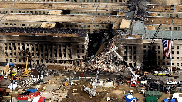 9.11 테러 당시 항공기 충돌로 일부 파괴된 펜타곤 청사 [사진: 위키미디어]