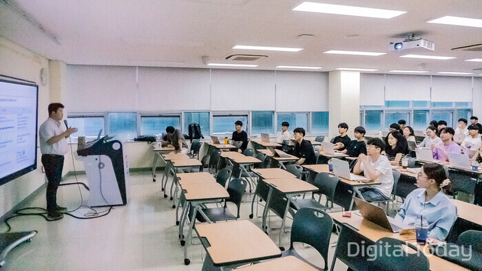 헥토이노베이션 더쎈카드 관계자가 상명대학교 데이터청년캠퍼스 사업의 일환으로 카드 데이터 활용 특강을 진행하고 있다. [사진: 헥토이노베이션]