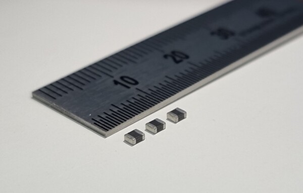 삼성전기가 개발한 전장용 파워인덕터, 가로 2.0mm, 세로 1.6mm로 작은 형태를 띠고 있다 [사진: 삼성전기]