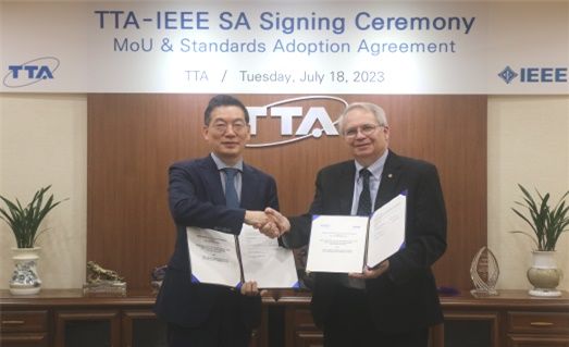 최영해 한국정보통신기술협회(TTA) 회장(왼쪽)과 짐 매튜 IEEE SA 회장(오른쪽)이 18일 TTA에서 국제 표준화 협력 강화를 위한 양해각서를 체결했다 [사진 : TTA]
