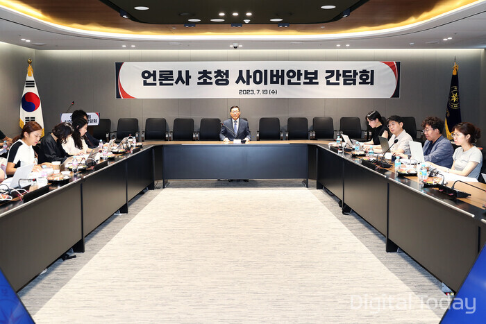 백종욱 국가정보원 3차장이 19일 판교에서 열린 사이버안보 간담회에서 사이버안보 전략에 대해 설명하고 있다. [사진: 국가정보원]