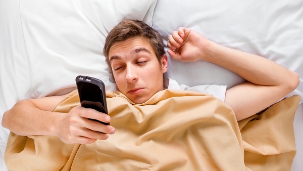 취침 전후 스마트폰을 사용하는 경우가 흔한 것으로 조사됐다 [사진: 셔터스톡]