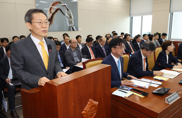 이종호 장관이 26일 국회 과학기술정보방송통신위원회 전체회의에 참석해 인사말 하고 있다 [사진 : 연합뉴스] 