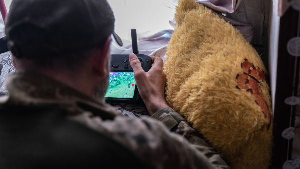 우크라이나 군인이 스타링크 위성망으로 드론을 조작하는 모습 [사진: 셔터스톡]