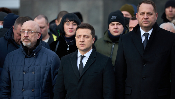 볼라디미르 젤렌스키 우크라이나 대통령(중앙), 올렉시 레즈니코프 우크라이나 국방장관(좌) [사진: 셔터스톡]