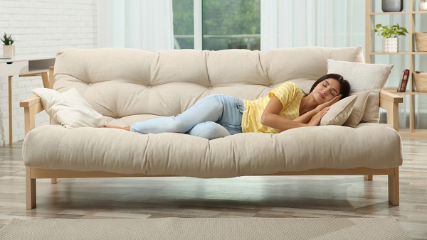 소파에서 수면에 더 잘 빠지는 이유가 뭘까? [사진: 셔터스톡]