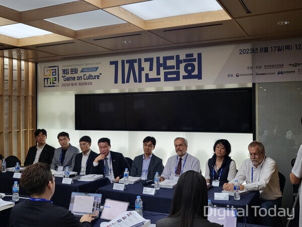 조수현 게임문화재단 국장(왼쪽부터), 김정수 원곡초 교사, 김기한 서울대 체육교육과 교수, 조현래 한국콘텐츠진흥원장, 한덕현 중앙대 정신건강의학과 교수, 블라단 스타서빅 시드니대 정신의학 교수, 쥬노 킴 왕립덴마크대 시각예술학 교수, 에스펜 올세트 덴마크 코펜하겐IT대 게임학과 교수.[사진:최지연 기자]