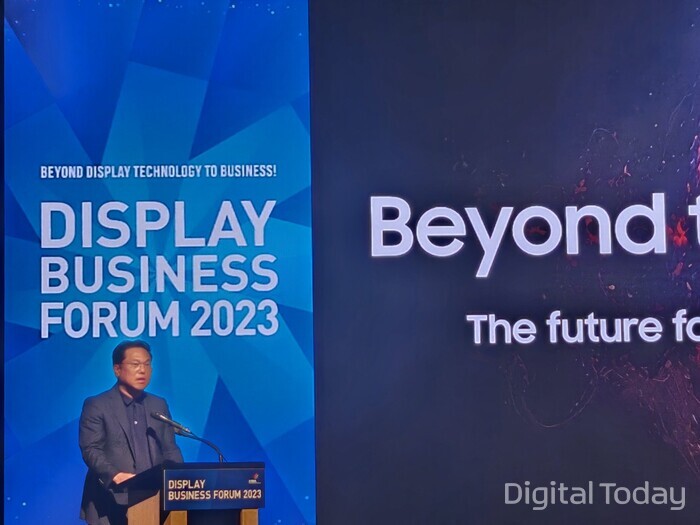 중소형 OLED 디자인 로드맵을 발표하는 정용욱 삼성디스플레이 상무 [사진: 디지털투데이]