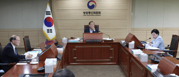지난 6월 14일 방송통신위원회 전체 회의장 모습. (왼쪽부터) 윤석열 대통령이 지명한 이상인 의원, 국민의힘 추천 김효재 위원장 직무대행, 더불어민주당 추천 김현 상임위원 [사진 : 연합뉴스]