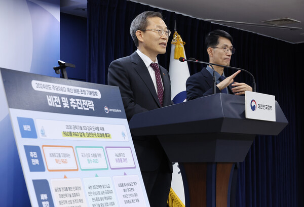 이종호 과학기술정보통신부 장관이 22일 오후 서울 종로구 정부서울청사에서 정부 연구·개발(R&D) 제도 혁신방안과 '2024년 국가연구개발사업 예산 배분·조정 결과를 발표하고 있다 [사진 : 연합뉴스] 