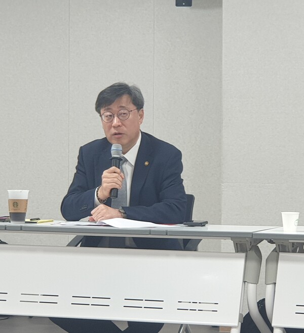 박윤규 과기정통부 2차관이 기자들의 질문에 답변하고 있다 [사진 : 과기젗ㅌㅌ