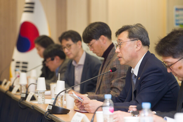 박윤규 과학기술정보통신부 제2차관이 지난 3월 서울 종로구 광화문교보빌딩 국가과학기술자문회의 대회의실에서 열린 '제2차 통신시장 경쟁촉진방안 특별전담팀(TF) 회의' 에서 인사말을 하고 있다 [사진 : 과기정통부]