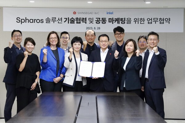 신세계아이앤씨가 인텔과 자사의 리테일테크 통합 브랜드 ‘스파로스’(Spharos) 솔루션 기술 협력 및 공동 마케팅을 위한 업무 협약을 체결했다.