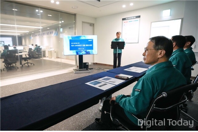 김규현 국정원장이 국가사이버안보협력센터에서 훈련상황을 보고 받고 있다. [사진: 국가정보원]