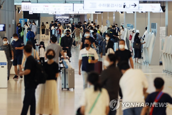 여행객들로 붐비는 김포국제공항 [사진: 연합뉴스]