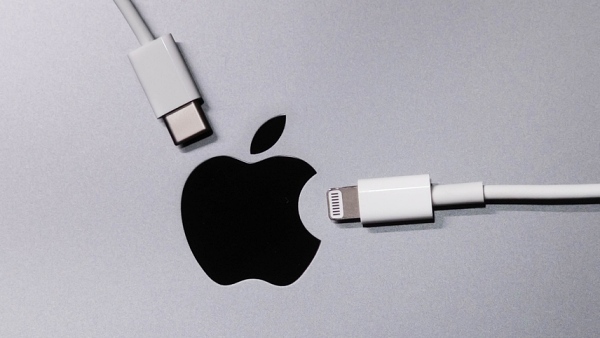 애플이 아이폰15 시리즈를 통해 라이트닝 포트에서 USB-C로 전환한다 [사진: 셔터스톡]