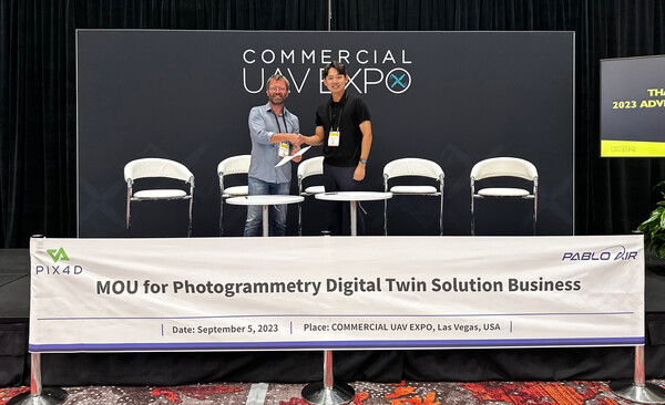 김영준 파블로항공 대표(오른쪽)와 크리스토프 스트레차(Christoph Strecha) Pix4D SA 최고경영자(왼쪽)가 협약 체결 후 기념 촬영을 하고 있다.[사진 : 파블로]