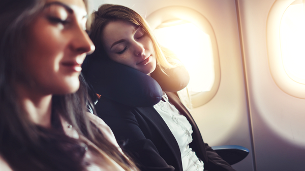 비행기 승무원이 장거리 비행 시 창가 좌석과 날개 쪽 자리가 숙면을 취하기 좋다고 추천했다 [사진: 셔터스톡]