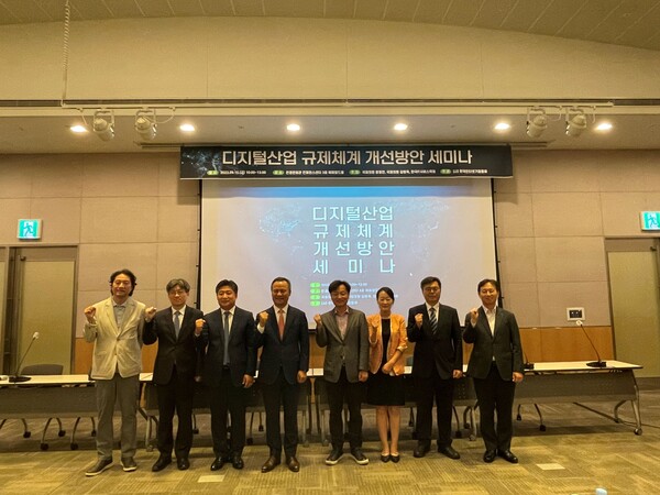 (왼쪽부터) 성균관대학교 남태우 교수, 한국법제연구원 김종천 센터장, 법무법인(유) 세종 김지훈 전문위원, 고려대학교 권헌영 교수, (사)한국인터넷기업협회 박성호 회장, 한국행정연구원 원소연 실장, 경인교육대학교 심우민 교수, 국회입법조사처 정준화 입법조사관 [사진:한국인터넷기업협회]