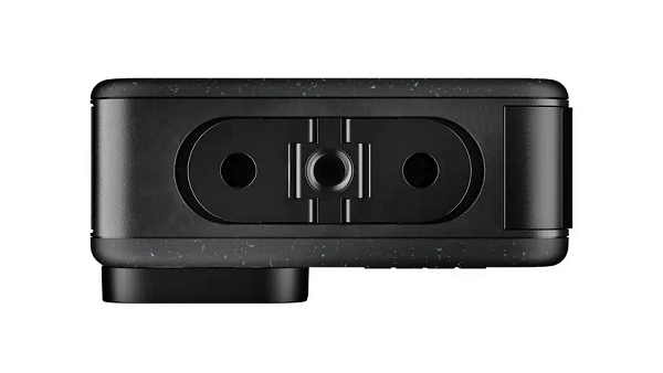 표준 1/4인치 삼각대 마운트를 지원하는 히어로12 블랙 [사진: 고프로]