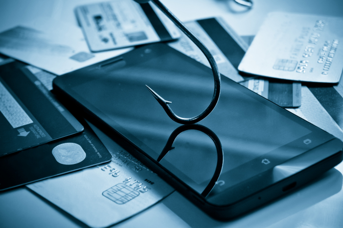 금융위원회가 오는 11월 대면편취형 보이스피싱 피해 구제 방안 도입을 위한 준비를 진행하고 있다. [사진: 셔터스톡]