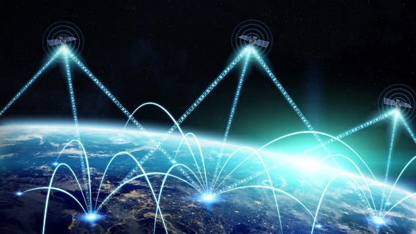 개인 위성통신 시대가 빠르게 열릴 전망이다 [사진: 셔터스톡]