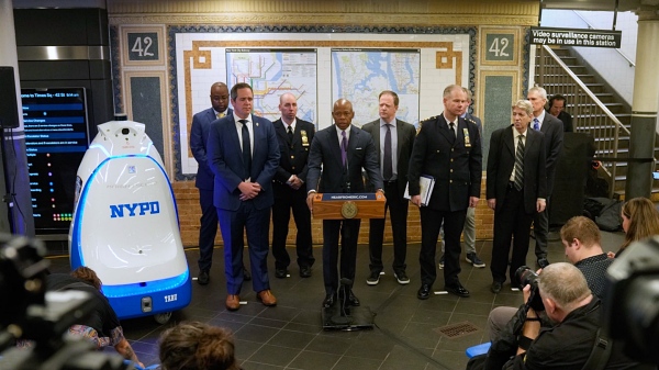 에릭 애덤스 뉴욕 시장과 함께 한 경찰 로봇 K5 [사진: 에릭 애덤스 시장 엑스]