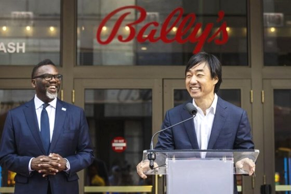 브랜든 존슨 미 시카고 시장 (왼), 수 김 발리스 회장 (오) [사진: 시카고 선타임스]