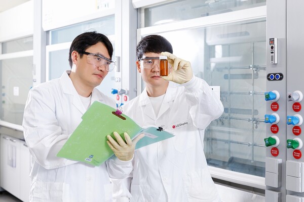 LG디스플레이, LG화학 연구원들이 p도판트를 보고 있는 모습 [사진: LG디스플레이]