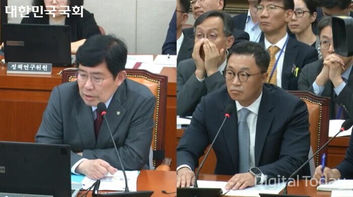 윤창현 의원(왼쪽)이 마크 리 애플코리아 영업총괄사장에게 질의하고 있다. [사진: 국회 의사중계시스템]
