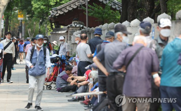 유소년층은 감소하는 반면 노인층은 증가하며 한국이 빠르게 늙고있다 [사진: 연합뉴스]