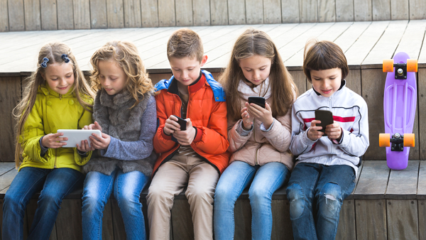 페이스북과 인스타그램을 운영하는 메타가 미국 정부로부터 무더기 소송을 당했다 [사진: 셔터스톡]