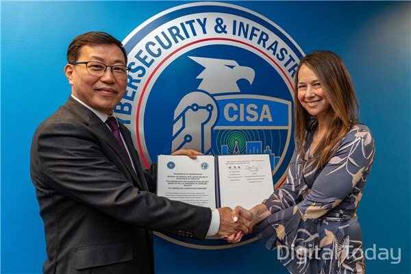 백종욱 국정원 3차장과 젠 이스털리 CISA 청장이 MOU 체결 후  기념사진 촬영을 하고 있다. [사진: 국가정보원]