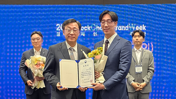 김종협 파라메타 대표(오른쪽)이 과학기술정보통신부 장관 표창을 수상했다. [사진:파라메타]