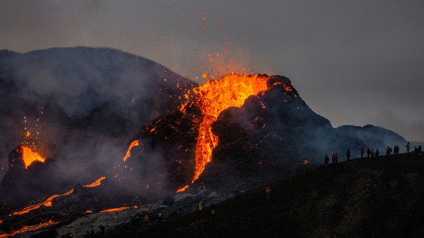 아이슬란드 그린다비크 인근 화산의 폭발 가능성이 커지며 주민들이 불안에 떨고 있다. [사진: 셔터스톡]