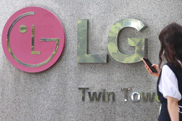 여의도에 위치한 LG 트윈타워 입구의 로고 [사진: 연합뉴스]
