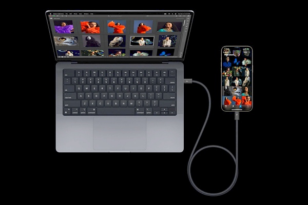 아이폰15 프로와 맥을 USB-C 케이블로 연결한 모습 [사진: 애플]