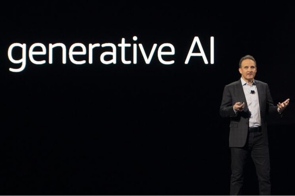 아담 셀립스키 AWS CEO가 리인벤트2023에서 기조연설을 하고 있다.