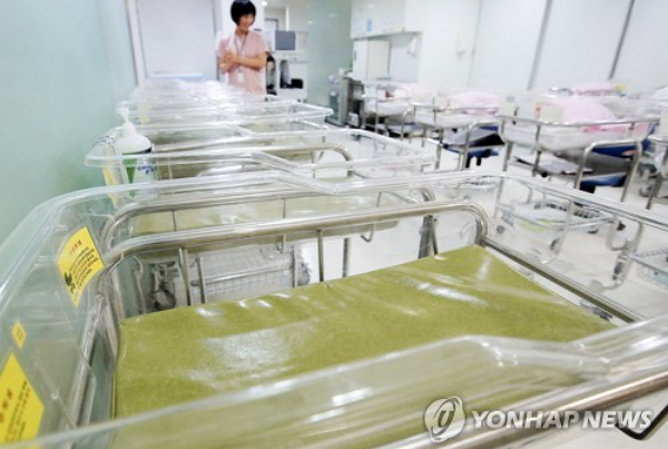 외신이 한국의 출산율과 인구 감소를 두고 질병과 북한의 남침에 빗대 표현했다. [사진: 연합뉴스]