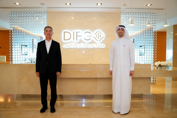 UAE 두바이 DIFC를 방문한 위메이드 장현국 대표(왼쪽)가 모하메드 알부쉬 DIFC 이노베이션 허브 대표와 기념촬영하고 있다. [사진:위메이드]