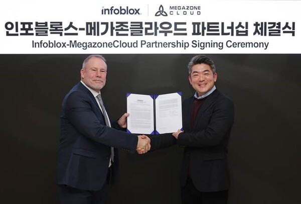 메가존클라우드 AWS 사업 총괄 황인철(오른쪽) 대표와 폴 윌콕스 인포블록스 아시아-태평양 및 일본 담당 부사장이 MOU 체결식에서 악수하고 있다.