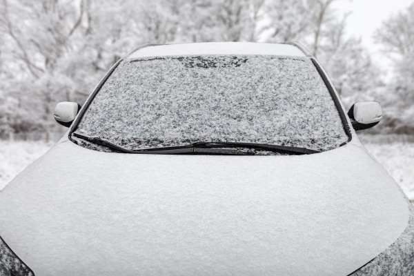 추운 겨울이면 생기는 차 앞 유리 김서림, 어떻게 방지할 수 있을까. [사진: 셔터스톡]