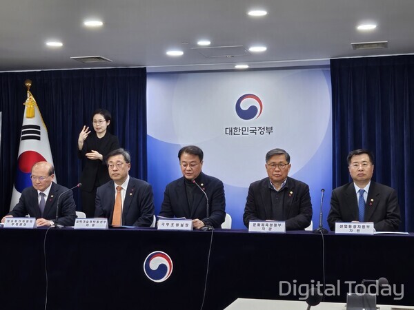 ‘국민과 함께하는 민생 토론회(생활규제 개혁)’ 브리핑 현장. (왼쪽부터) 방송통신위원회 이상인 부위원장, 과학기술정보통신부 박윤규 2차관, 방기선 국무조정실장, 문화체육관광부 전병극 1차관, 산업통상자원부 강경성 1차관 , [사진:최지연 기자]